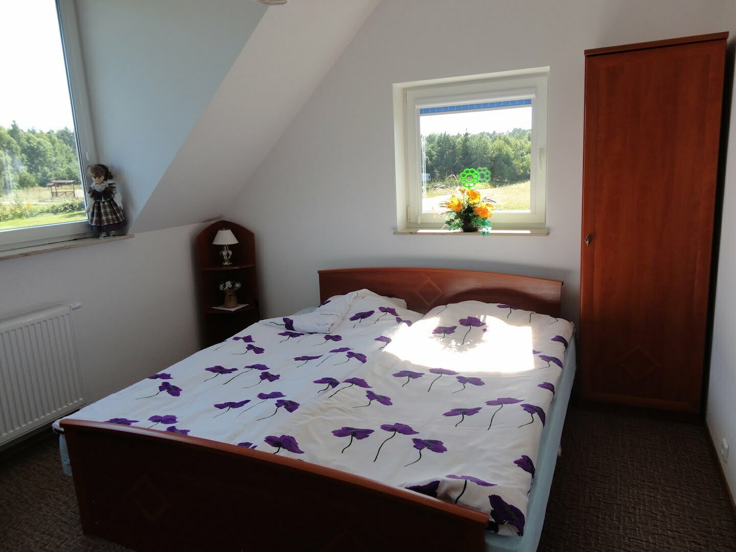 pokój z podwójnym łóżkiem w domku letniskowym, Sasino