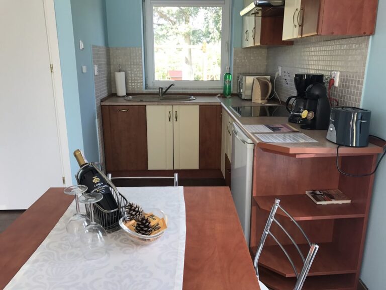 wino na stole w apartamencie letniskowym