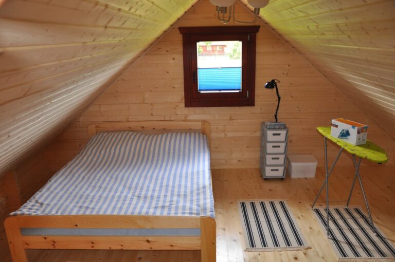 pokój na poddaszu w domku letniskowym, Sasino