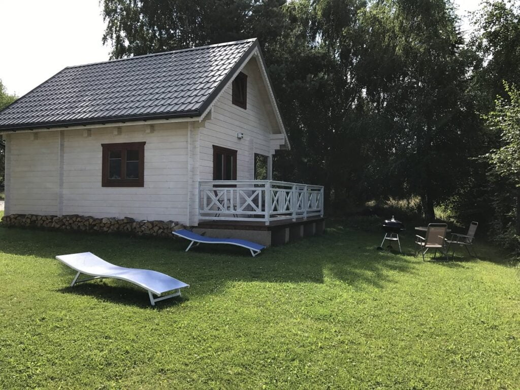 Apartamenty Beata w Sasinie - domek i leżaki