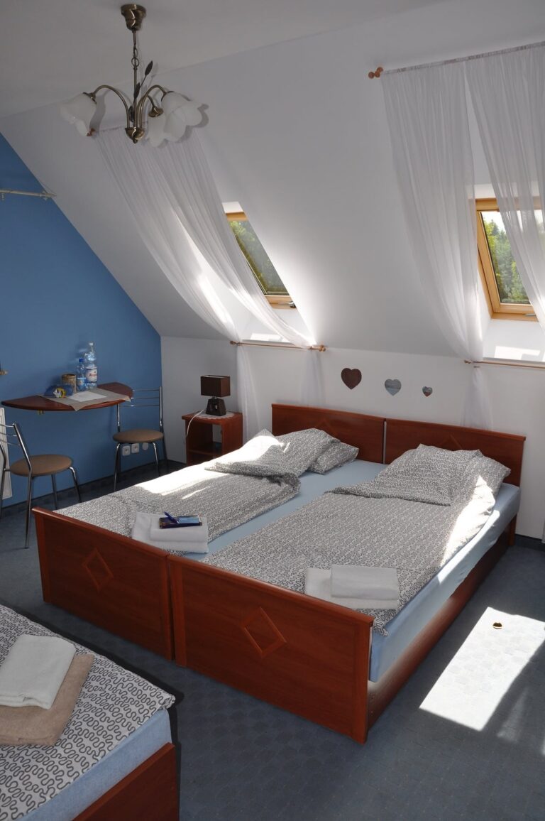 niebieski pokój z podwójnym łóżkiem