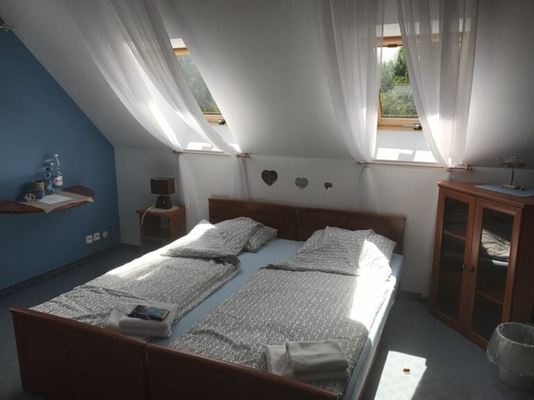 pokój z podwójnym łóżkiem w apartamencie, Sasino