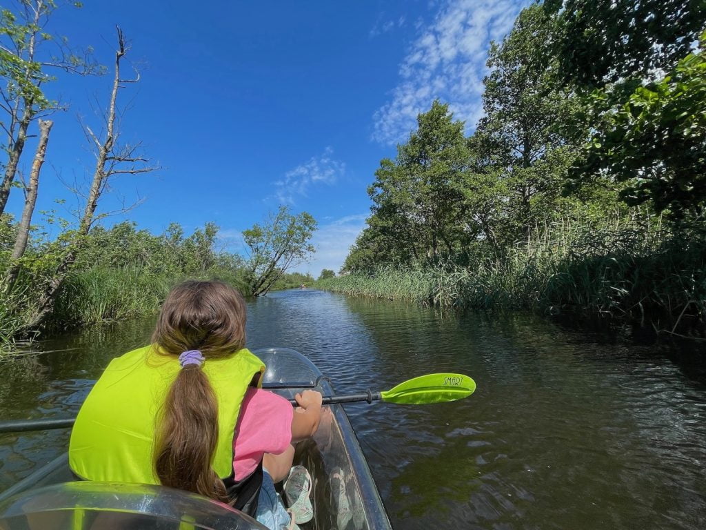 Dziewczynka na kajaku
