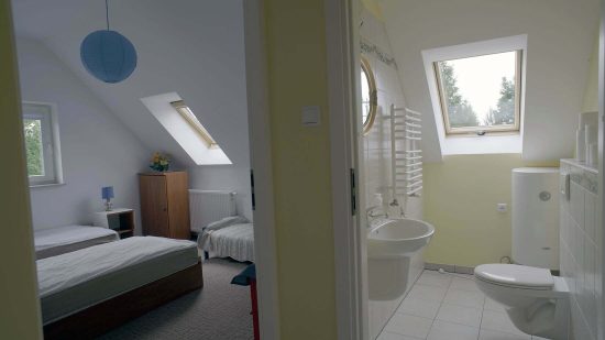 pokój z łazienką, apartament Beata w Sasinie