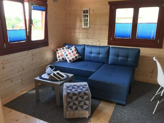 niebieska kanapa w domku letniskowym